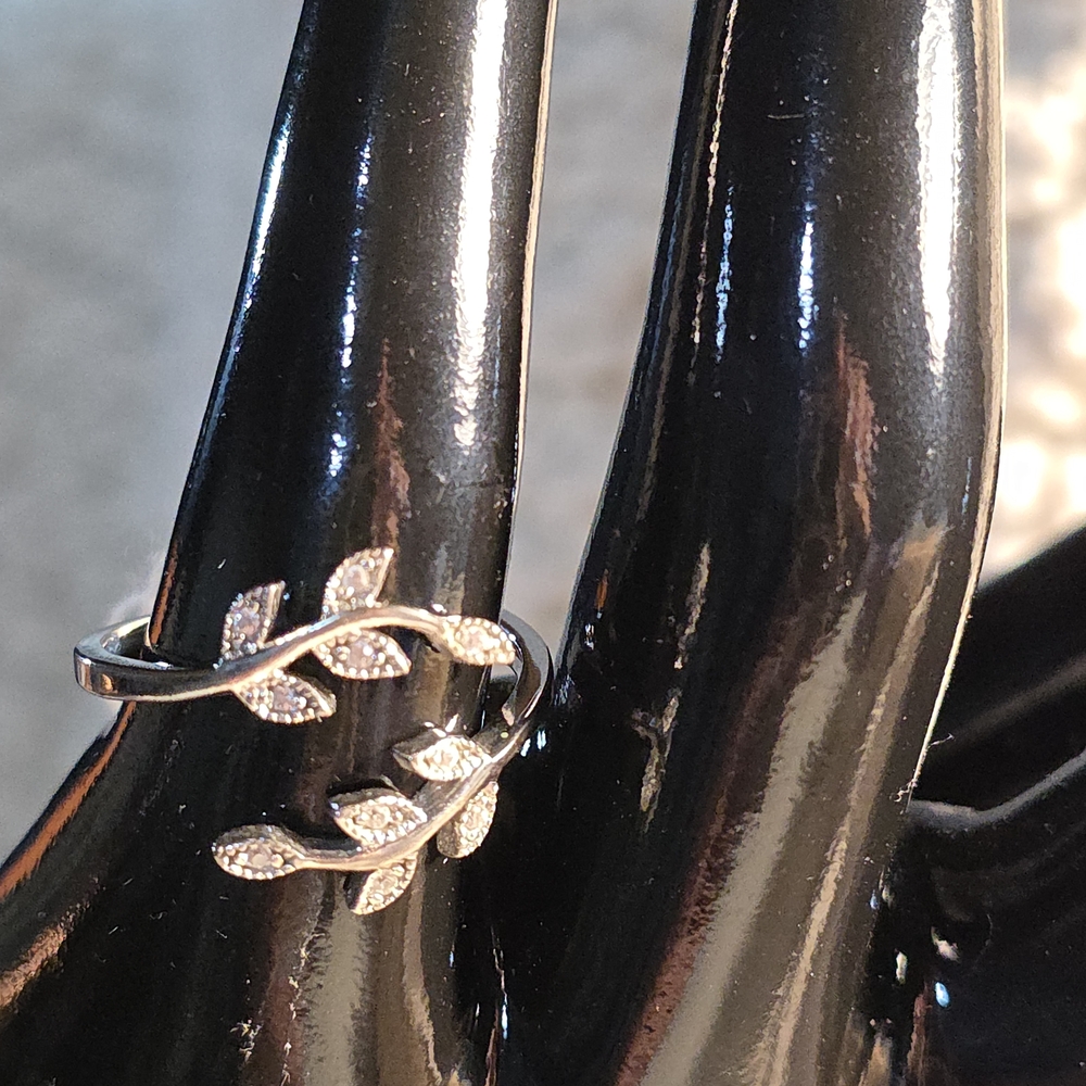 Chic Silver Leaf Ring With Sparkling Accents - image 1